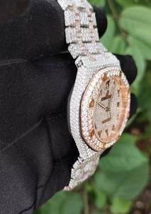 Reloj de hombre estilo hip hop, completamente cubierto de moissanita, en acero inoxidable con esfera numérica árabe. - Product Image 3