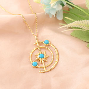 Collier pendentif orbite solaire en laiton plaqué or 18 carats avec pierres rondes turquoise bleues, inspiré de l'espace, chaîne réglable pour femme - Product Image 2