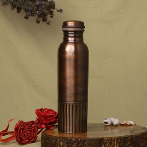 Bouteille d'eau de luxe en cuivre pur antique foncé avec motif linéaire – Gourde de voyage portable au design traditionnel - Product Image 1