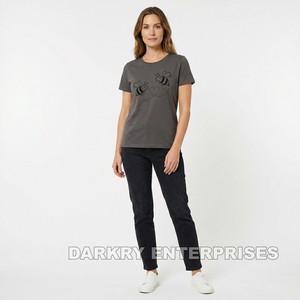 T-shirt décontracté gris en coton écologique pour femme, vente en gros, fabrication sur mesure avec logo imprimé, haut minimaliste pour fille - Product Image 1