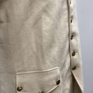 Chaqueta de uniforme de husar húngaro, comúnmente producida por el Royal Artillery Office Full Dress Tunic. - Product Image 4