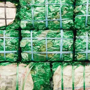 Fournisseur en gros de flocons de PET en vrac, provenant de bouteilles en plastique usagées, de qualité supérieure, pour le moulage, les fibres et les profilés, avec livraison rapide - Product Image 1