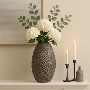 Vase de table moderne en céramique argentée avec motif géométrique noir - Product Image 4