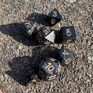 ลูกเต๋า 6 ด้าน ทำมือ ลายทาง เป็นมิตรกับสิ่งแวดล้อม ทำจากเขาสัตว์ธรรมชาติ สำหรับเด็ก ปรับแต่งสีและโลโก้ได้ คุณภาพแท้สำหรับกีฬา - Product Image 1