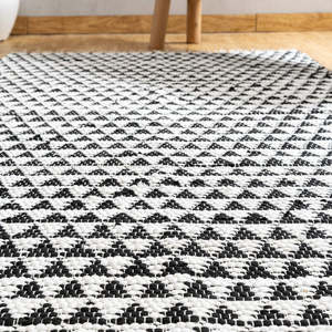 Tapis en coton Chindi fait main noir et blanc, tissé géométrique, style scandinave, avec franges à pompons et envers en latex pour salon - Product Image 5