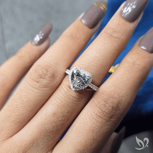 Anillo de Diamantes con Halo en Forma de Corazón de 2 Quilates, Piedra Central Cultivada en Laboratorio, Banda Pavé Brillante, Oro Blanco - Product Image 4