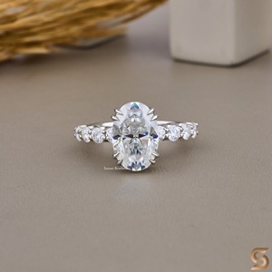 Anillo de Compromiso de Moissanita con Corte Ovalado, Anillo Solitario con Halo Oculto, Anillo de Boda Clásico de Moissanita, Regalo de Aniversario - Product Image 1