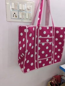 Bolso Tote Bohemio de Primavera Pinksa Fashion Vintage, Rojo, Acolchado, de Algodón con Parches, con Bolsillo Frontal con Cremallera, Hecho en Rajasthan, para Todas las Temporadas - Product Image 5