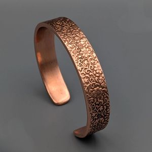 Bracelet en cuivre fait main avec motifs floraux en relief, unisexe, pour le bien-être, cadeau pour lui. - Product Image 6