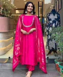 Tenue traditionnelle indienne en viscose Chanderi avec broderie à la main et sequins, costume Salwar Kameez pour femme, idéal pour les mariages - Product Image 2