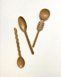 Ensemble cuillère et fourchette à salade en bois avec manche sculpté, ustensiles de cuisine en bois naturel faits à la main pour mélanger, saupoudrer et servir - Product Image 6