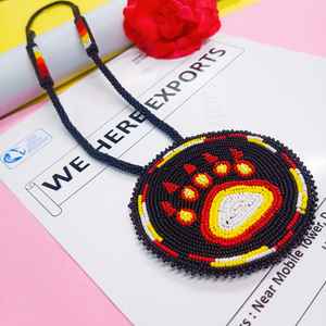 Collier pendentif patte d'ours perlé fait main avec perles noires, rouges, jaunes et blanches et cordon long pour un style artistique traditionnel - Product Image 6