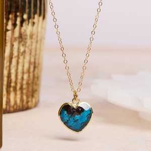 จี้รูปหัวใจคริสโซคอลล่าธรรมชาติจาก NIKHIL GEMS เงินแท้ 925 เครื่องประดับวินเทจสำหรับงานหมั้น พร้อมใบรับรองจากผู้เชี่ยวชาญ - Product Image 1