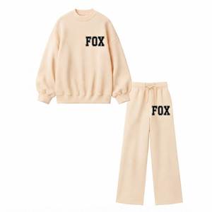 Ensemble décontracté 2 pièces tricoté beige pour femme : sweat-shirt à col rond et manches longues coupe ample et pantalon rayé pour le printemps - Product Image 1
