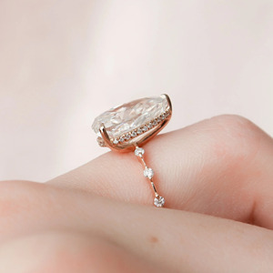 แหวนหมั้นเพชรทรงลูกแพร์สีโรสโกลด์ที่เพาะเลี้ยงในห้องปฏิบัติการ - Product Image 3