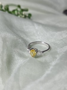 Anillo de Tres Piedras con Diamante Amarillo Corte Pera en Oro Blanco Sólido con Piedras Laterales de Diamante Blanco en Forma de Pera, Engaste Clásico con Puntas - Product Image 2