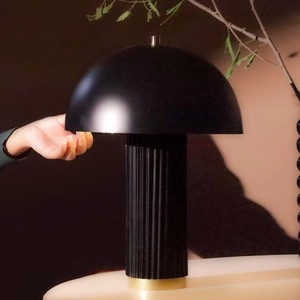 Lámpara de mesa con cúpula de hierro negro y base acanalada |   Lámpara de Escritorio Moderna para Hotel |   Iluminación Contemporánea de Tamaño Mediano E26 AC - Product Image 4