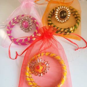 Pulseras festivas artesanales con hilo y conjunto de Rakhi Kundan en bolsa de organza para regalos tradicionales - Product Image 1