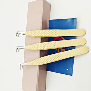 Pinzas de Acero Inoxidable Antimagnéticas con Punta de Diamante en Color Amarillo Mate, con Mango Antideslizante, de 90 Grados, para Pestañas de Mega Volumen - Product Image 3