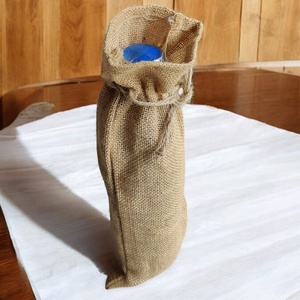 Bolsa de regalo tejida de Yute natural con logotipo personalizado, bolsa reutilizable para botellas de 2 litros y bolsas de café con cordón - Product Image 4