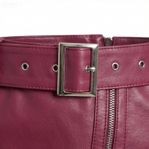 Jupe courte en similicuir PU taille haute pour femme, style motard, avec fermeture éclair et poches latérales, couleur unie - Product Image 4
