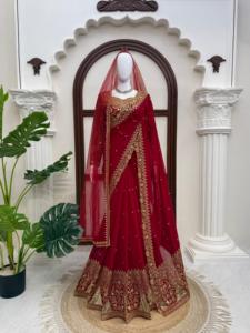 Sari en Faux Georgette avec broderie complexe et travail de sequins, accompagné d'un chemisier en Faux Georgette et d'un ensemble de dupatta en tulle doux - Product Image 1