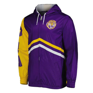 เสื้อแจ็คเก็ตมีฮู้ดกันลมสำหรับผู้ชาย สีม่วงเหลือง ลายทีม LSU Tigers พร้อมซิปปิดและโลโก้ปักด้านหน้า - Product Image 1