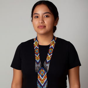 Collar de cuentas hecho a mano con vibrantes motivos florales y geométricos, portado por una mujer elegante que muestra una elegancia cultural. - Product Image 2