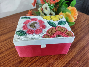 Boîte à bijoux artisanale fantaisie avec broderie florale perlée multicolore, boîte de rangement personnalisable avec logo, format voyage - Product Image 2