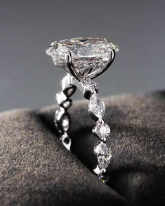 Anillo de Diamantes de Corte Ovalado en Oro Blanco, Elegante Anillo de Compromiso, Boda o Aniversario con Diamantes Ovalados para Ella, Joyería Fina de Lujo para Novias - Product Image 3