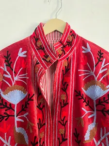 Veste en velours brodée à la main pour femmes, design floral bohème rouge, tenue ethnique pour festival, veste courte - Product Image 3