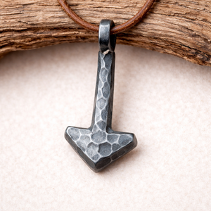 Collar con Colgante de Hierro Forjado a Mano Negro, Joyería Artesanal Rústica, Colgante de Metal Hecho a Mano Minimalista, Regalo de Moda Unisex - Product Image 4