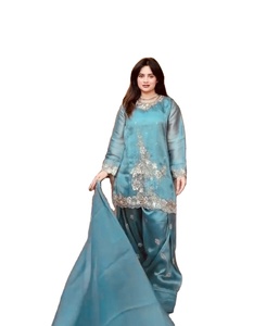Nouvelle robe salwar kameez tendance, design tendance, couleurs magnifiques et riches, légère, idéale pour les mariages et les réceptions, pour la mariée et les demoiselles d'honneur. - Product Image 1