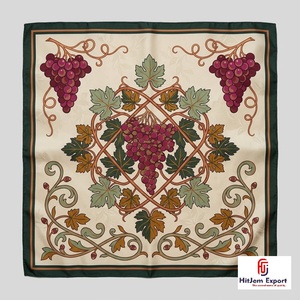 Écharpe carrée imprimée numériquement sur mesure, de haute qualité, légère, tendance, fabricant OEM ODM, produits textiles personnalisés Socotra - Product Image 4
