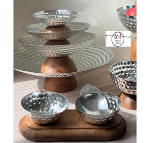 Plateau de service rond en métal poli de luxe moderne avec support en bois, écologique, pour les occasions de mariage - Product Image 5