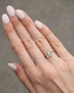 แหวนเพชรเม็ดเดี่ยวสำหรับการหมั้นหมายสีเขียวมรกต14K สีเหลืองทอง3.15กะรัตเพื่อการรับรองความคมชัดของ VVS2 - Product Image 6