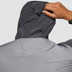 Chaqueta Cortavientos Impermeable con Capucha para Hombre de Alta Calidad, con Logotipo Frontal, Secado Rápido y Ligera, Cómoda, de Pakistán - Product Image 5