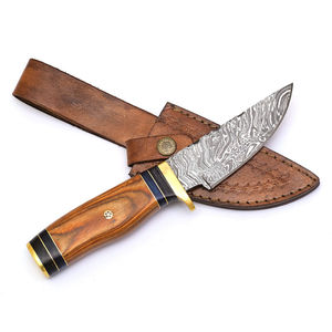 Cuchillo de punta caída hecho a mano de acero de Damasco con mango de madera y virola dorada para caza. Cuchillos de caza de acero de Damasco. - Product Image 2