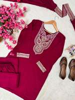 Ensemble prêt-à-porter entièrement cousu en soie Vichitra avec broderie de fils Zari et sequins, comprenant un haut, un pantalon Plazzo et une dupatta.