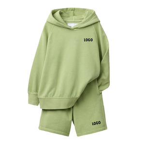 Conjunto de Sudadera con Capucha y Pantalones Cortos Verdes, Color Sólido, Estilo Casual para Niños, Material French Terry, Logotipo Estampado en el Pecho Izquierdo - Product Image 1