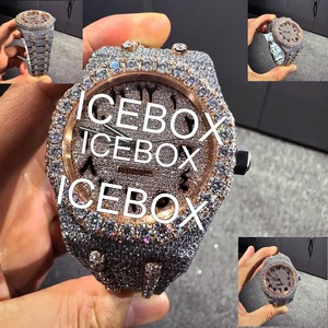 Montre-bracelet unisexe en acier inoxydable avec boîtier en moissanite, cadran en verre entièrement serti, résistance à l'eau 10 bars, acier inoxydable et moissanite - Product Image 5