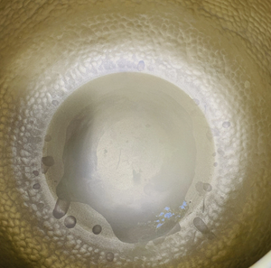 Finition en laiton doré brillant avec une texture martelée à la main sur toute la surface, profil bombé profond et arrondi avec un bord supérieur effilé. - Product Image 6