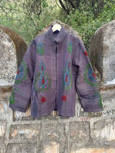 เสื้อแจ็คเก็ตผ้าฝ้ายงานฝีมือแบบคันธา ซูซานี – เสื้อแจ็คเก็ตปักลายแบบกลับด้านได้ ดีไซน์พิเศษ โดดเด่นด้วยลวดลายซูซานีแบบดั้งเดิมและลายคันธา - Product Image 3