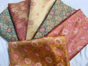 Tela de Seda Brocada Jacquard Ecológica y Orgánica con Diseño Floral Tejido para Sarees, Vestidos, Manualidades y Colección de Boutique - Product Image 4