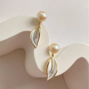 Boucles d'oreilles en perles d'eau douce de haute qualité, feuille d'arbre, élégantes, polyvalentes, niche, haut de gamme, polyvalentes, élégantes, tempérament - Product Image 3