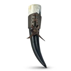 Cuerno para Beber Hecho a Mano con Cuerno de Búfalo, Envoltura de Cuero y Diseño Tallado, Artesanía Natural, Artículo Coleccionable - Product Image 2