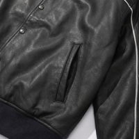 Blouson aviateur en cuir noir et blanc avec passepoil |   Blouson bomber à boutons-pression et passepoil |   Manteau en simili cuir streetwear |   Fabricant OEM personnalisé