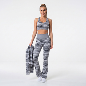 OEM/ODM Ensemble de sport imprimé 3 pièces pour femme : Leggings évasés, Brassière de sport et Veste courte ; Ensemble de yoga imprimé camouflage avec legging évasé et haut court pour femme - Product Image 5