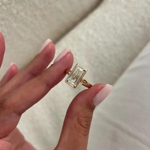 Bague Art Déco Unique en Or Jaune 18 carats avec Diamant de Laboratoire Taille Baguette et Sertissage Clos, Design Tendance pour Mariage et Fiançailles Femme, Certifiée IGI - Product Image 1