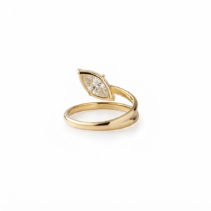 Anillo de banda abierta con diamante marquesa de 1 quilate (10x5mm) cultivado en laboratorio, certificado IGI D VS1, de oro amarillo de 14K, anillo solitario de banda dividida cruzada - Product Image 3